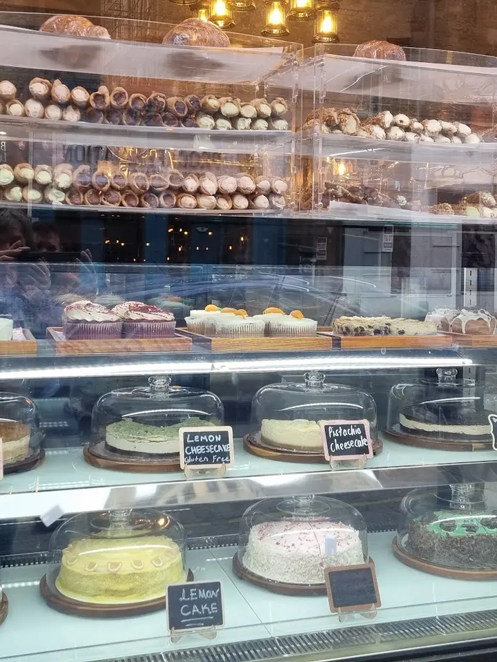 Cheesecakes and cakes in the window display